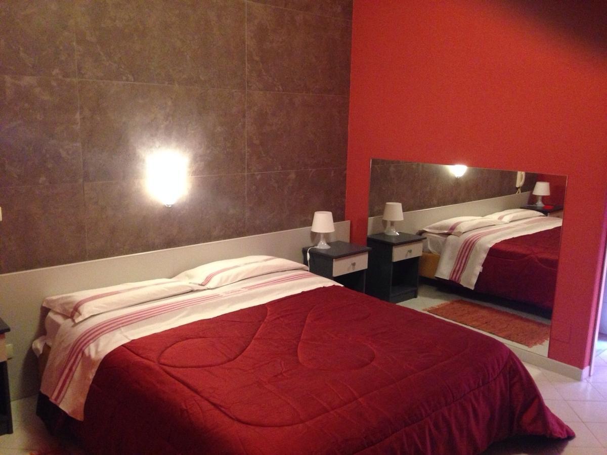 Hotel Suisse Giugliano In Campania Room photo